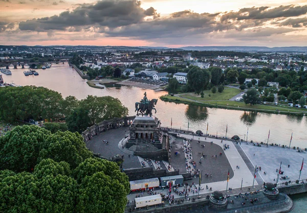 Tramonto nella città di Coblenza Germania monumento storico Angolo tedesco dove i fiumi Reno e Mose scorrono insieme — Foto Stock