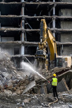 Ev Yıkım Alanı Kazıcısının hidrolik ezici makinesiyle yıkım evi
