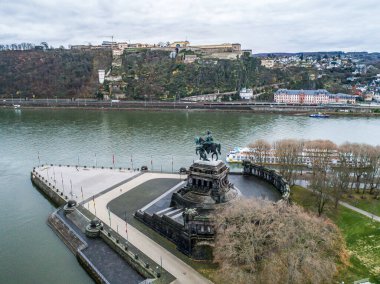 Almanya 'nın Koblenz kenti tarihi anıtı Alman Köşesi anteni Ren ve Mosele nehirlerinin birlikte aktığı yer.