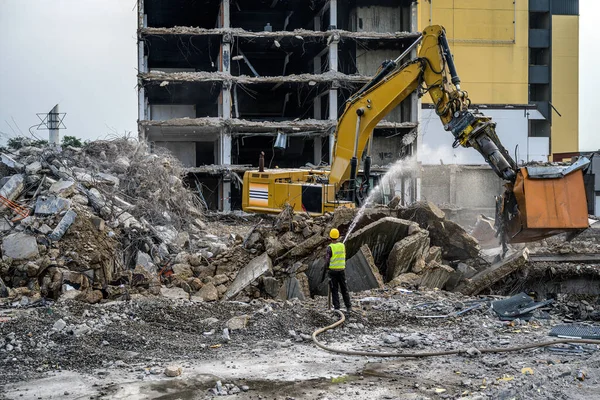 Épület ház megsemmisítése Robbantás helyén kotrógép hidraulikus zúzógép romboló ház — Stock Fotó