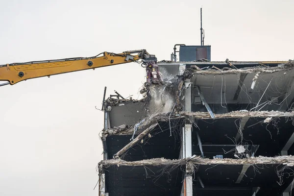 Κτίριο Σπίτι καταστροφή Κατεδάφιση site Εκσκαφέας με υδραυλική μηχανή θραυστήρα καταστρέψει το σπίτι — Φωτογραφία Αρχείου