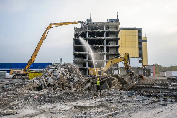 Destruição da casa de construção Escavadeira local de demolição com triturador hidráulico máquina ruína casa — Fotografia de Stock