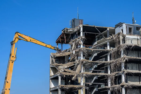 Destruição da casa de construção Escavadeira local de demolição com triturador hidráulico máquina ruína casa — Fotografia de Stock