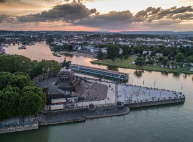 Koblenz şehir Almanya tarihi bir anıt Alman köşe günbatımı nerede Ren ve mosele birlikte nehirlerinin