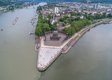 Almanya 'nın Koblenz kenti tarihi anıtı Ren nehrinin ve moselin birlikte aktığı Alman Köşesi