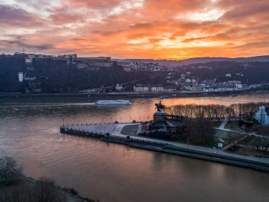 Renkli Gündoğumu yanan gökyüzü Koblenz Şehri tarihi anıtı Ren nehri ve Mosele nehrinin birlikte aktığı Alman Köşesi