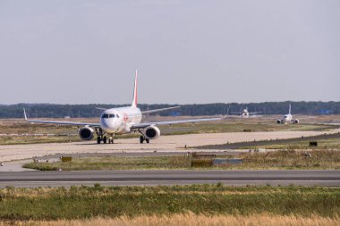 FRANKFURT, GERMANY 11.08.2019 Fransız HOP Havayolları F-HBLC Embraer E190LR Fraport havaalanından kalkışa geçiyor