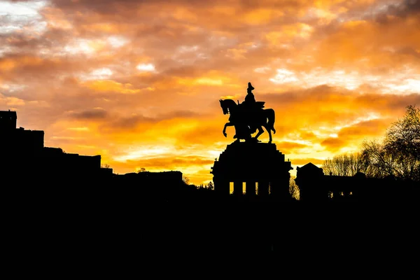 Coloré lever de soleil brûlant ciel Coblence City monument historique Coin allemand où le Rhin et la mosquée coulent ensemble — Photo