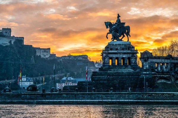 Kleurrijke zonsopgang brandende hemel Koblenz Historisch monument van de stad Duitse Hoek waar de rivier rhine en mosele samen stromen — Stockfoto