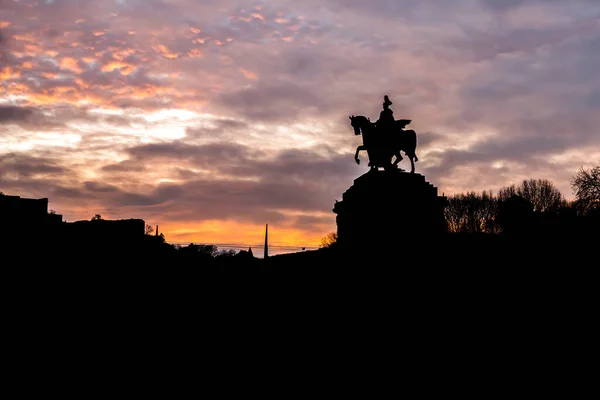 Coloré lever de soleil brûlant ciel Coblence City monument historique Coin allemand où le Rhin et la mosquée coulent ensemble — Photo
