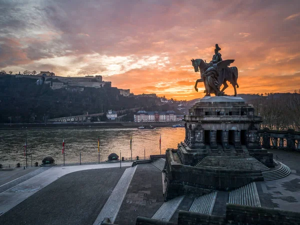 Bunte Sonnenaufgänge am brennenden Himmel der Stadt Koblenz Historisches Denkmal Deutsches Eck, wo Rhein und Mosel zusammenfließen — Stockfoto