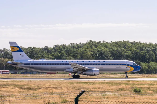 ALEMANHA FRANCFURT 11.08.2019 Lufthansa AIRLINES D-AIDV Airbus A321-231 decolagem no aeroporto de Fraport — Fotografia de Stock