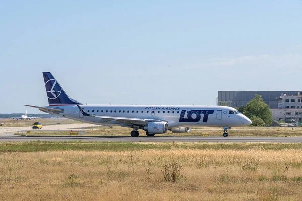 FRANKFURT, GERMANY 11.08.2019 Polish LOT Airlines SP-LMC Embraer E190STD start departure at fraport airport — стоковое фото