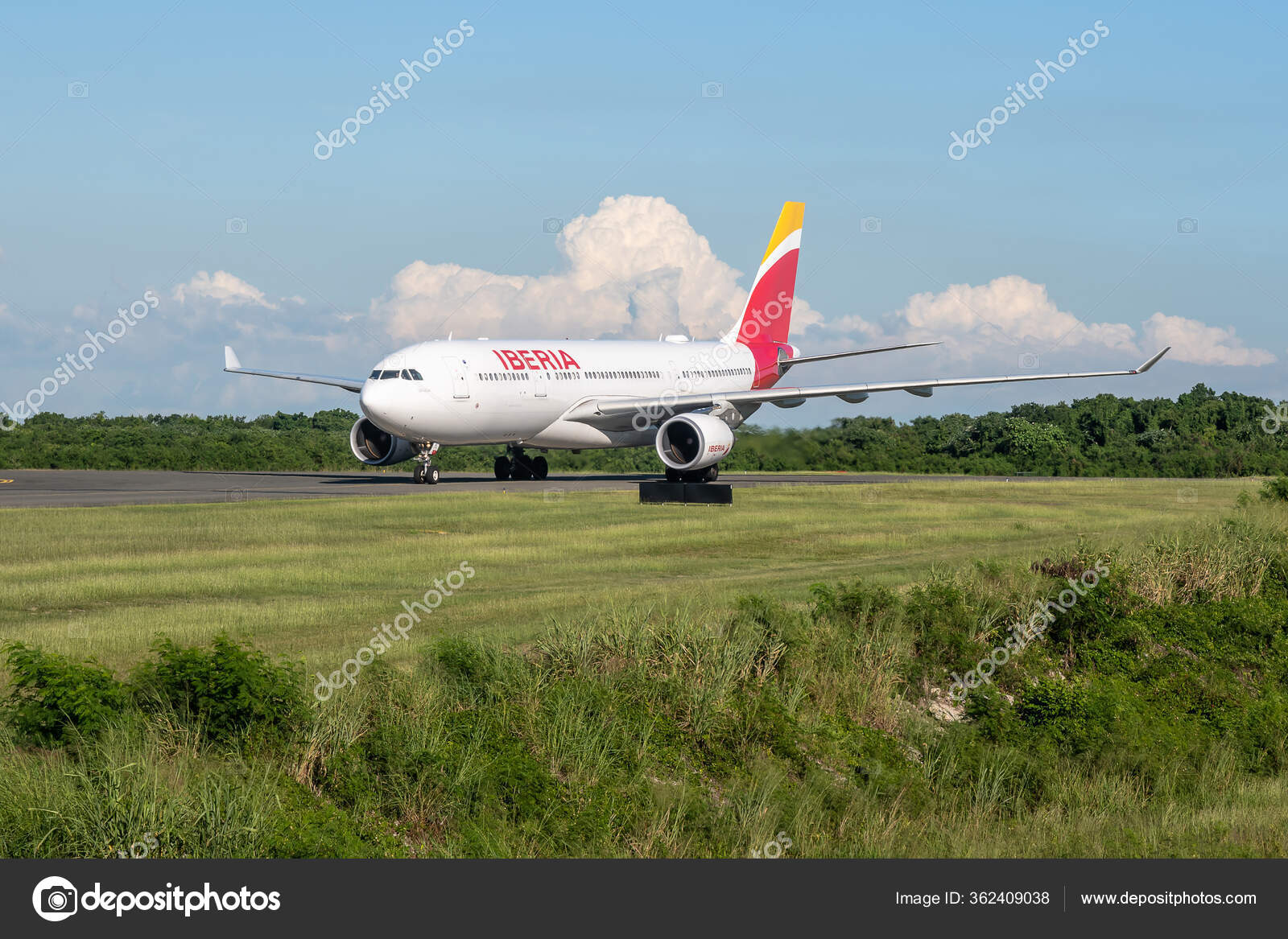 Frankfurt Germany 18 11 19 Iberia Spanish Airline Airplane Jet Being Starting On The Airport Ready For Takeoff Stock Editorial Photo C Donogl