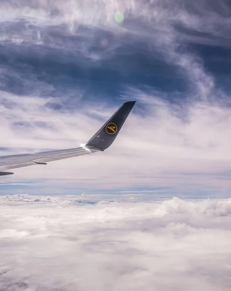 Frankfurt Jerman 18.11.19 Sayap pesawat Condor Air di langit Sayap biru awan langit — Stok Foto