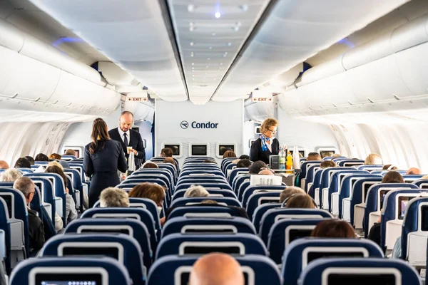 Frankfurt Alemania 18.11.19 Pasajeros del logotipo del avión Condor Air y tripulación de a bordo dentro de un avión Boeing —  Fotos de Stock