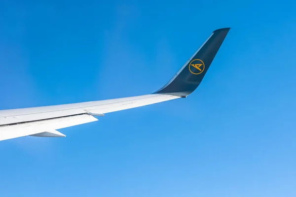 Frankfurt Alemania 18.11.19 Cóndor Ala aérea del avión en el cielo ala azul nubes del cielo — Foto de Stock