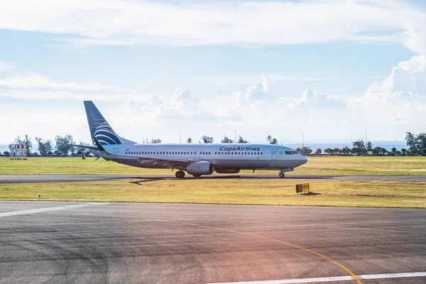 Панама 18.11.19 Самолет авиакомпании COPA Central American Airline стартует на аэродроме, готовый к взлету — стоковое фото