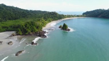Kosta Rika 'daki Manuel Antonio milli parkı yakınlarındaki Tropikal espadilla plajı ve sahil manzarası