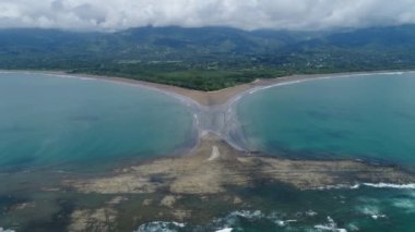 Hava manzaralı Punta Uvita Ulusal Parkı Güzel sahil tropikal ormanı Kosta Rika şekilli balina kuyruğu