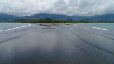 Hava manzaralı Punta Uvita Ulusal Parkı Güzel sahil tropikal ormanı Kosta Rika şekilli balina kuyruğu
