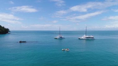 Manuel Antonio Kosta Rika 02.11.2019 beyaz katamaran yatıyla mavi körfezde boş Orta Amerika plajı gezisi