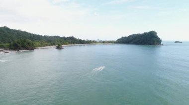 Kosta Rika 'daki Manuel Antonio milli parkı yakınlarındaki Tropikal espadilla plajı ve sahil manzarası