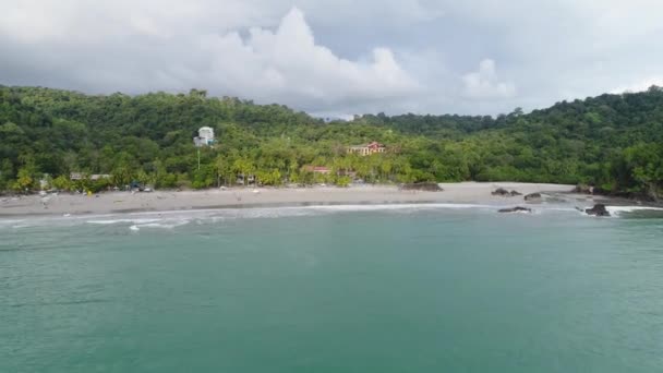 Letecký pohled na tropické espadilla pláž a pobřeží v blízkosti národního parku Manuel Antonio, Kostarika — Stock video