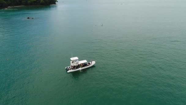 Manuel Antonio Costa Rica 02.11.2019 bílá rybářská výletní loď kotvící v modrém zálivu s prázdnou pláží Střední Amerika — Stock video