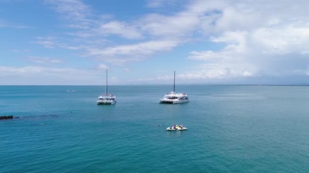 Manuel Antonio Costa Rica 02.11.2019空のビーチを持つ青い湾の白いカタマランヨットツアー中央アメリカ — ストック動画