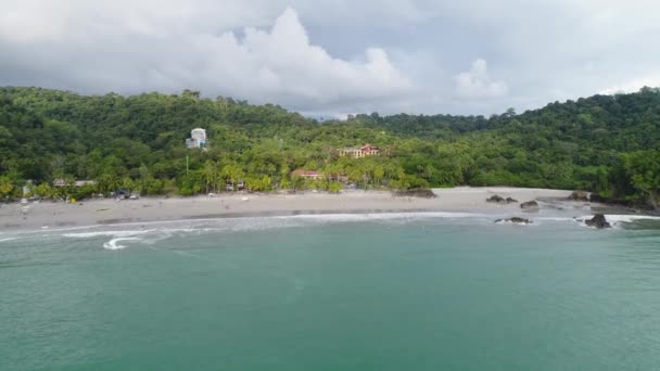 マヌエル・アントニオ国立公園、コスタリカの近くの熱帯エスパディラビーチと海岸線の空中ビュー — ストック動画