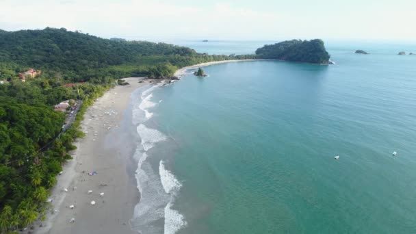 Letecký pohled na tropické espadilla pláž a pobřeží v blízkosti národního parku Manuel Antonio, Kostarika — Stock video