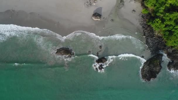 Letecký pohled na tropické espadilla pláž a pobřeží v blízkosti národního parku Manuel Antonio, Kostarika — Stock video