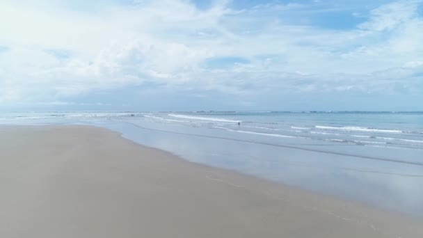 Flygfoto Nationalpark Punta Uvita Vacker strand tropisk skog Stilla kusten Costa Rica form val svans — Stockvideo