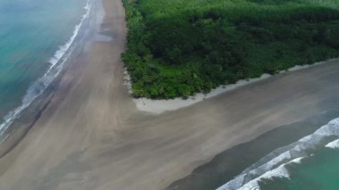 Hava manzaralı Punta Uvita Ulusal Parkı Güzel sahil tropikal ormanı Kosta Rika şekilli balina kuyruğu