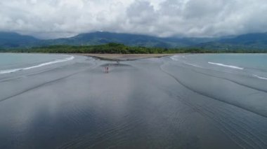 Hava manzaralı Punta Uvita Ulusal Parkı Güzel sahil tropikal ormanı Kosta Rika şekilli balina kuyruğu