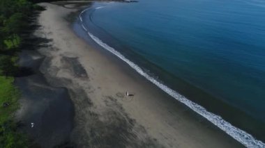 Kosta Rika 'daki Playa Arenillas plajında Kum' a doğru çekilen bir kalp.