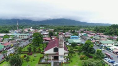 La Fortuna köyü, Kosta Rika 12.11.19 - Parkın merkez meydanındaki şehir ve kilise manzarası