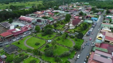 La Fortuna köyü, Kosta Rika 12.11.19 - Parkın merkez meydanındaki şehir ve kilise manzarası