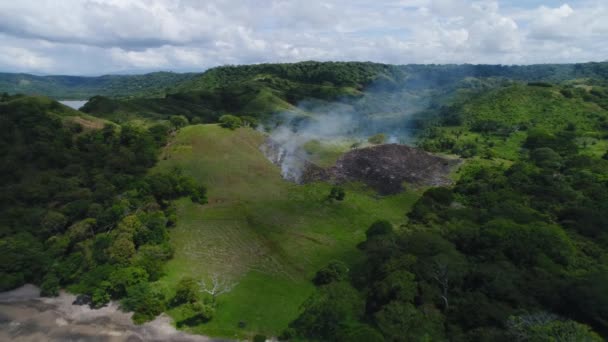 Αεροφωτογραφία μικρών πυρκαγιών στις τροπικές ακτές από την Playa Arenillas στη χερσόνησο της Κόστα Ρίκα Papagayo coast guanacaste — Αρχείο Βίντεο