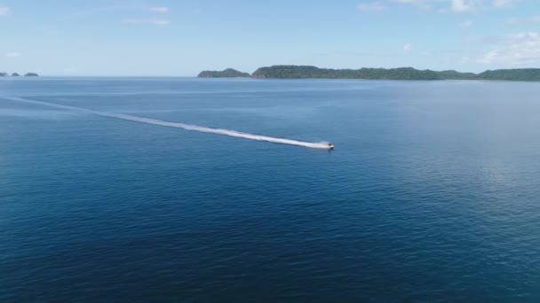 Luchtfoto van Jet Ski nabij het tropische strand Playa Arenillas in Costa Rica op het schiereiland Papagayo kust in guanacaste — Stockvideo