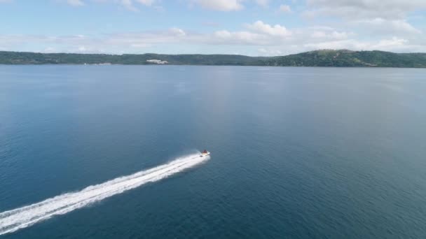 Повітряний постріл Jet Ski біля тропічного пляжу Playa Arenillas у Коста-Риці на півострові Папагайо (Гуанакасте). — стокове відео