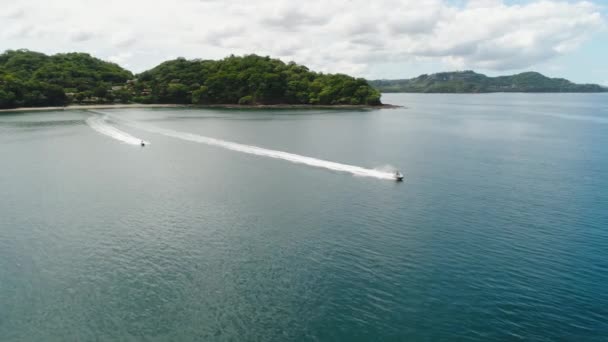 Zdjęcie lotnicze skutera wodnego w pobliżu tropikalnej plaży Playa Arenillas w Kostaryce na półwyspie Wybrzeże Papagayo w Guanacaste — Wideo stockowe