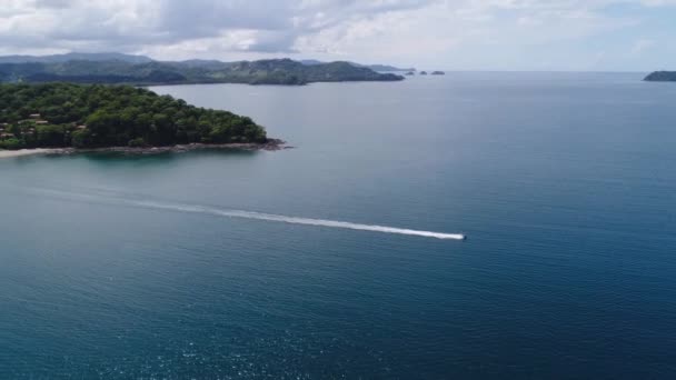 Luchtfoto van Jet Ski nabij het tropische strand Playa Arenillas in Costa Rica op het schiereiland Papagayo kust in guanacaste — Stockvideo