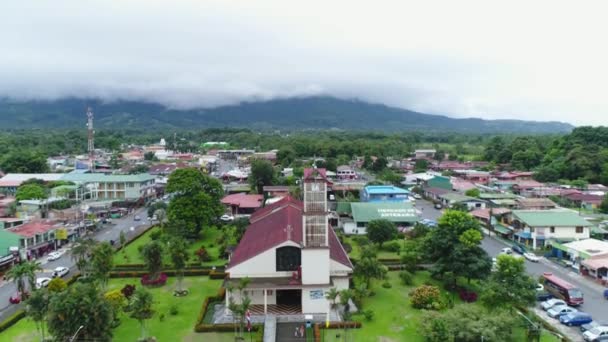 La Fortuna köyü, Kosta Rika 12.11.19 - Parkın merkez meydanındaki şehir ve kilise manzarası — Stok video