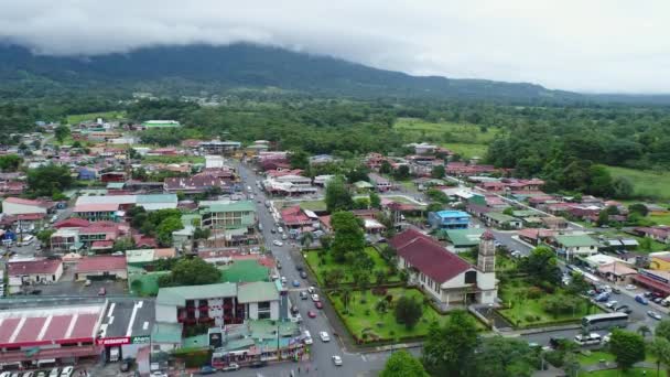 La Fortuna köyü, Kosta Rika 12.11.19 - Parkın merkez meydanındaki şehir ve kilise manzarası — Stok video