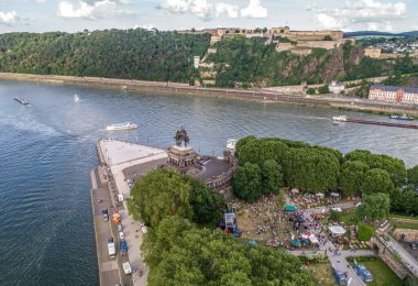 Koblenz Şehri Almanya 14.06.2019 Tarihi Alman Köşesinde Elektronik Şarap Etkinliği güneşli bir günde