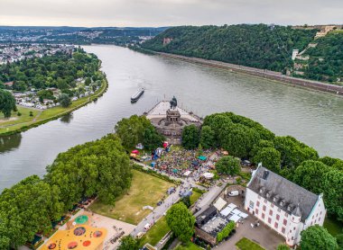 Koblenz Şehri Almanya 14.06.2019 Tarihi Alman Köşesinde Elektronik Şarap Etkinliği güneşli bir günde