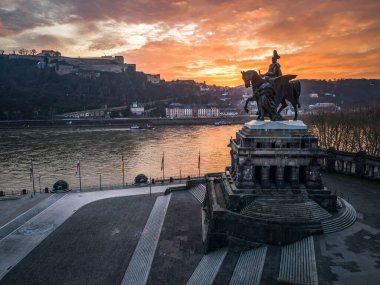 Renkli Gündoğumu yanan gökyüzü Koblenz Şehri tarihi anıtı Ren nehri ve Mosele nehrinin birlikte aktığı Alman Köşesi
