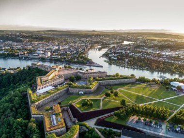 Günbatımında Almanya 'daki Ehrenbreitstein Kalesi ve Koblenz Şehri' nin Hava Görüntüsü